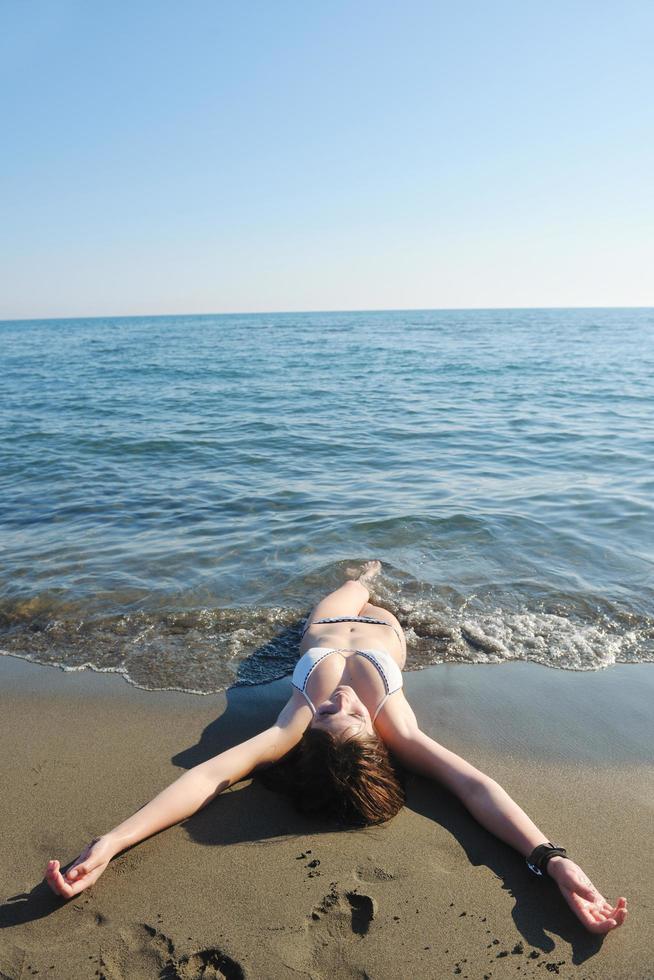 ung kvinna koppla av på strand foto