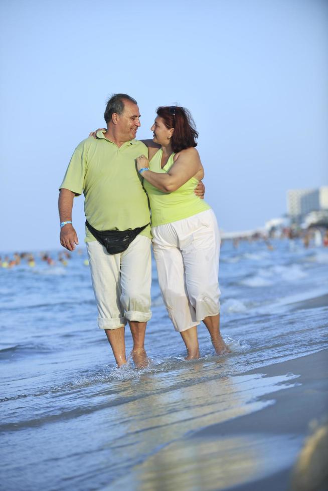 Lycklig seniors par på strand foto