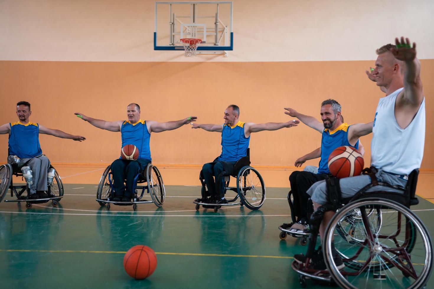 lag av basketboll lag med funktionshinder värma upp och do stretching övningar innan Träning börjar foto