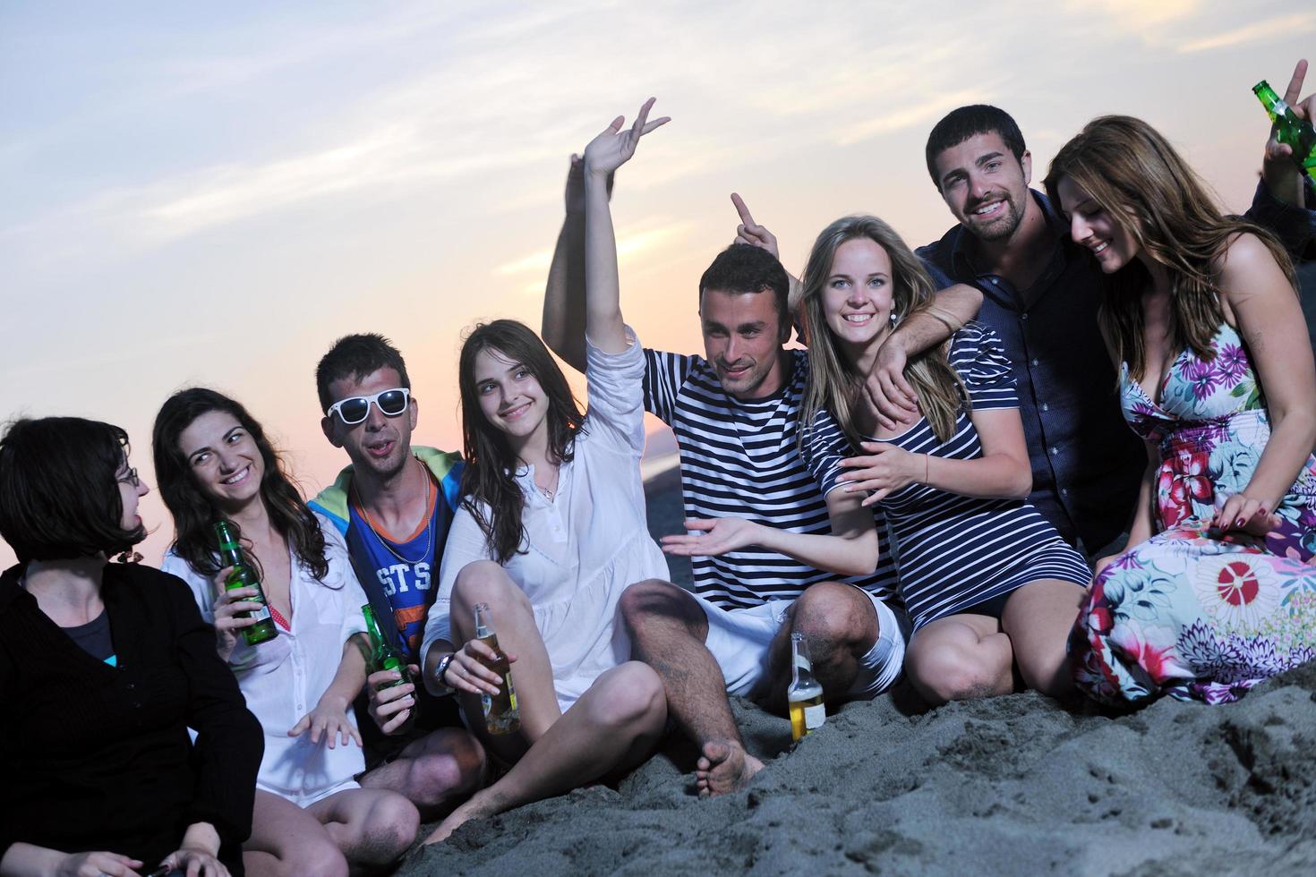 grupp av ung människor njut av sommar fest på de strand foto