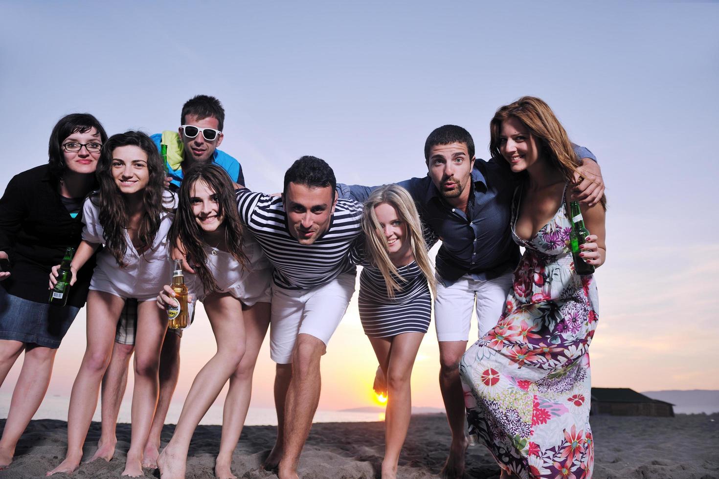 grupp av ung människor njut av sommar fest på de strand foto
