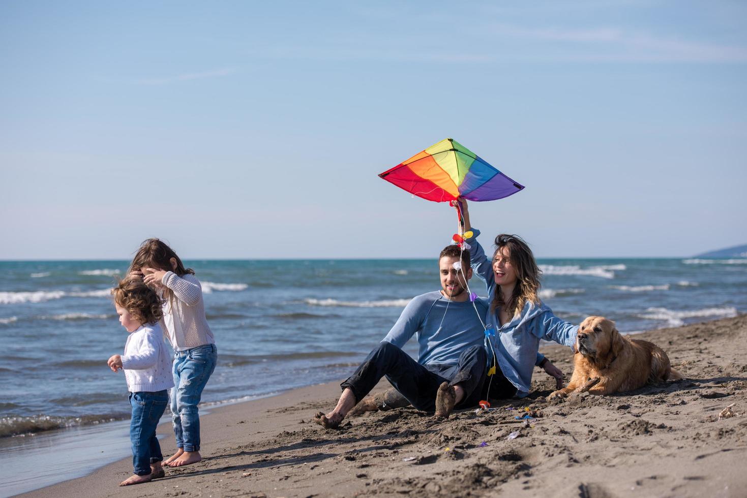 Lycklig ung familj njuter vecation under höst dag foto