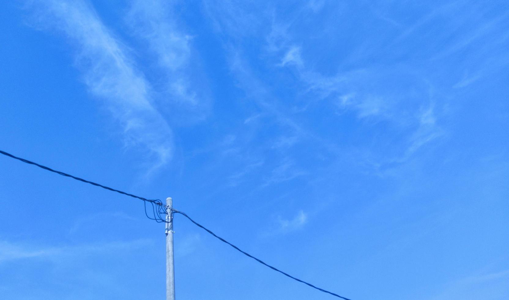 skön blå himmel med moln och kraft rader, natur tapet, ny himmel kopia Plats foto