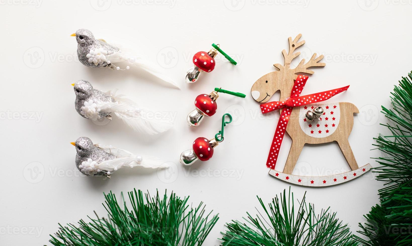 dekorationer för en jul träd på en vit bakgrund foto