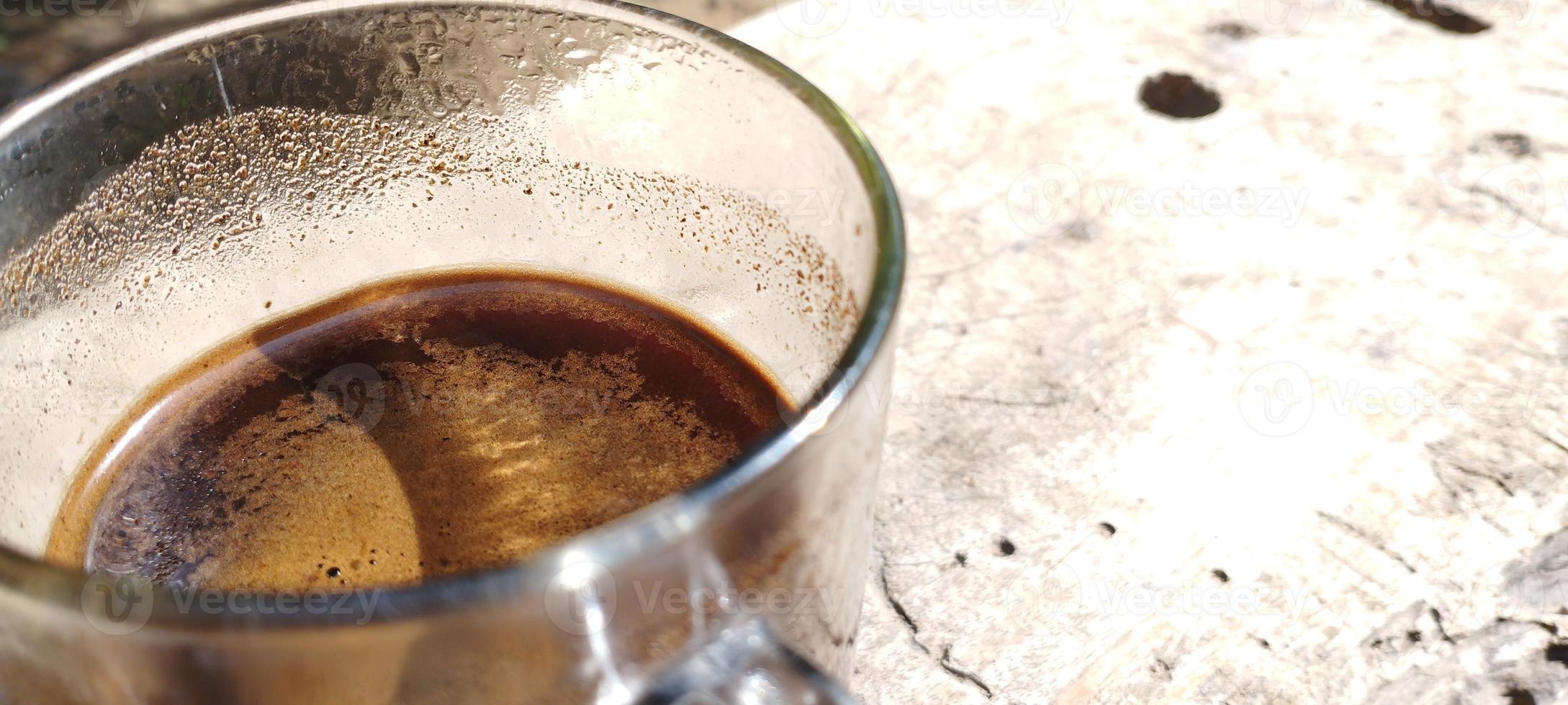 nyligen bryggt svart kaffe i en glas kopp foto