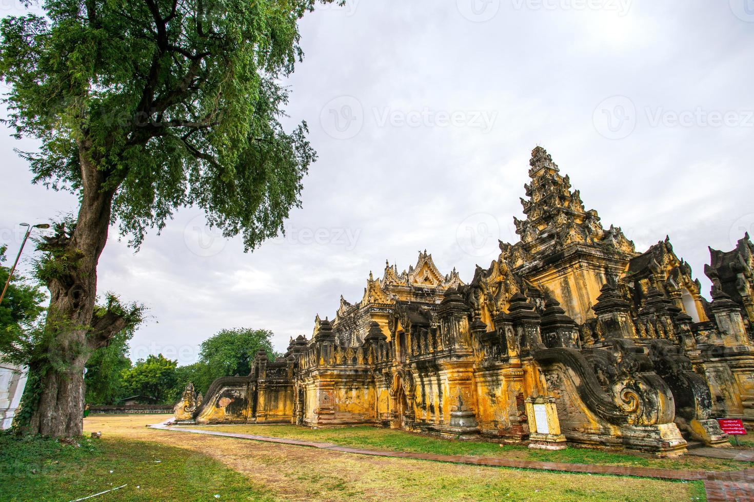 maha aungmye bonzan kloster, vanligen känd som de mig nu tegel kloster, en historisk buddist kloster i inwa, mandalay område, myanmar foto