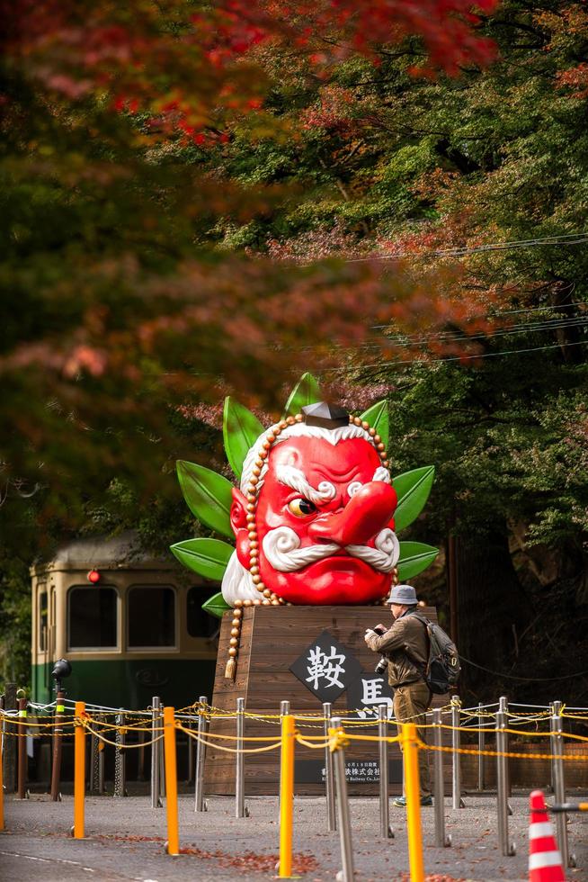 kurama, kyoto prefektur, kansai, japan - november 21, 2019 - stor modell av tengu huvud stå i främre av kurama station foto