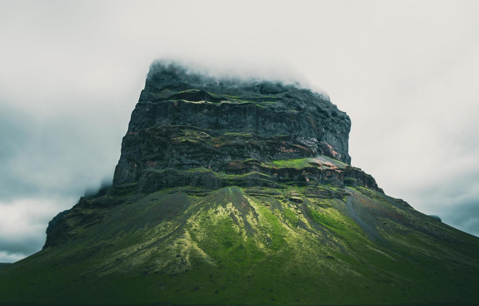 vulkaniskt berg i Island foto