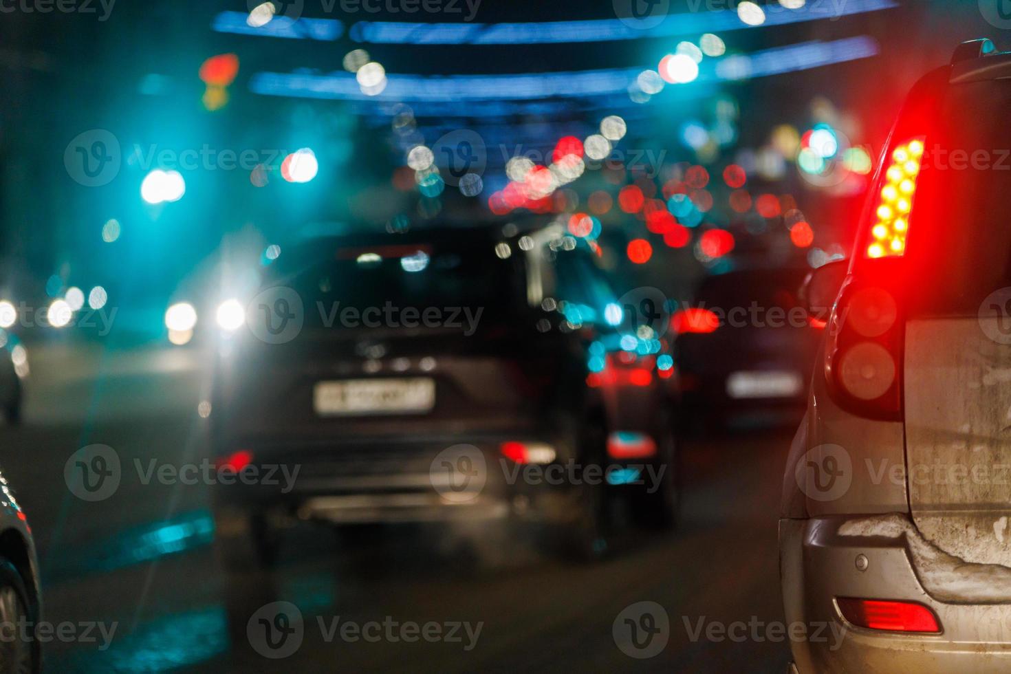 suddigt vinter- natt stad gata trafik foto