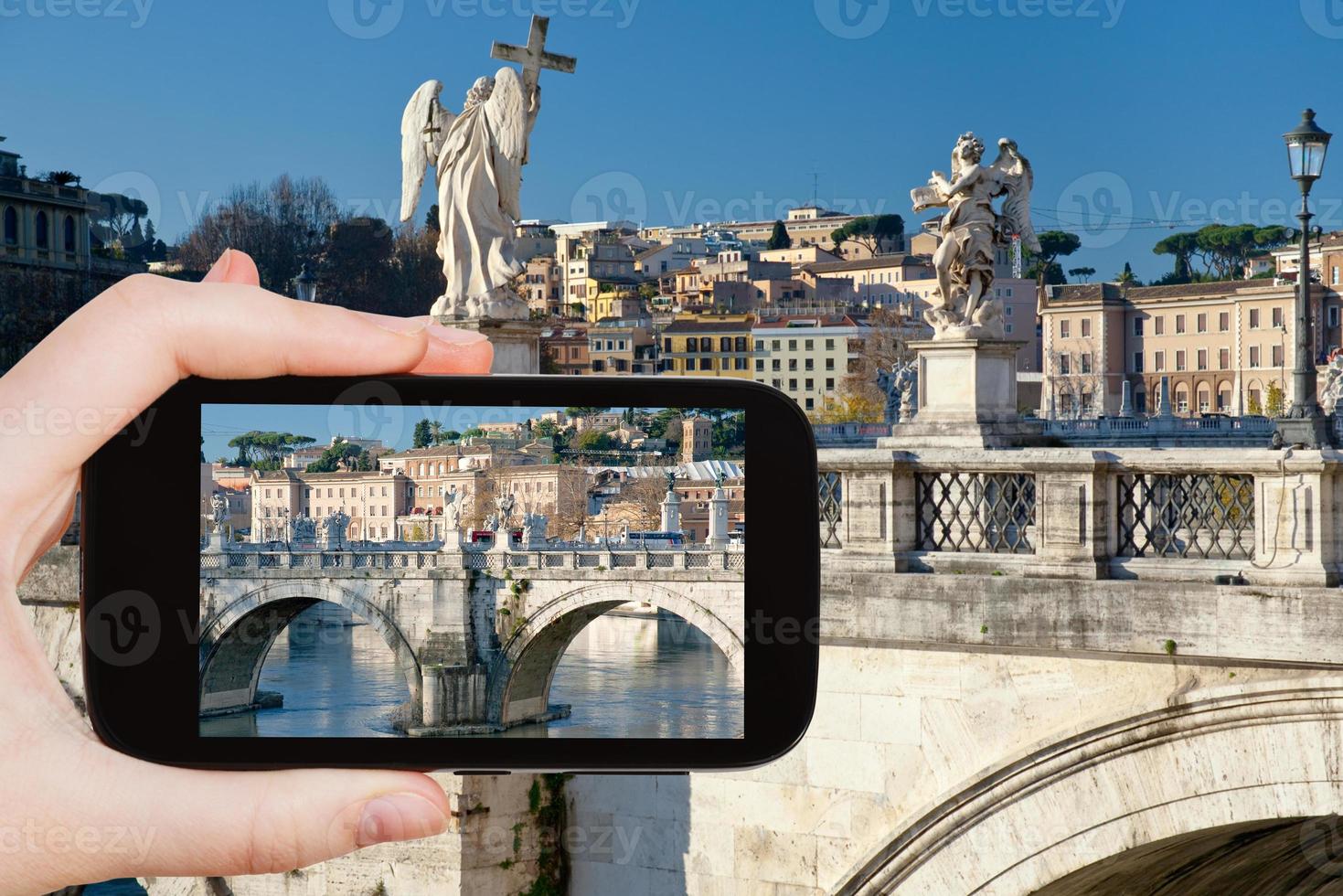 turist tar Foto av ängel statyer i rom