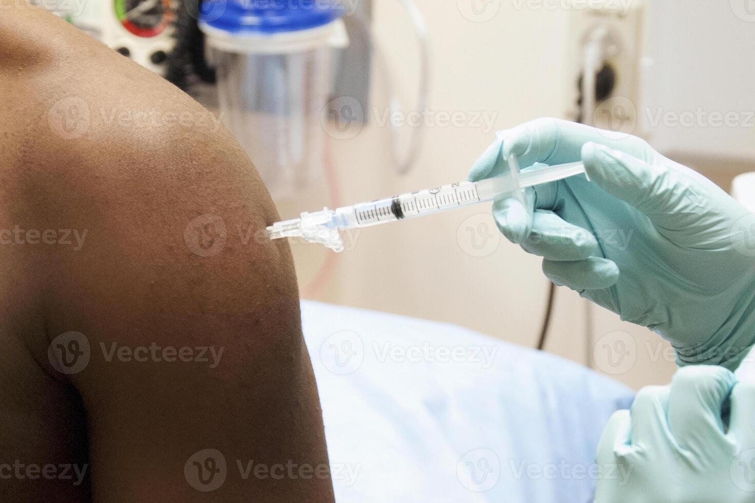 en man tar emot en dos av de undersökande niaid ebola vaccin foto