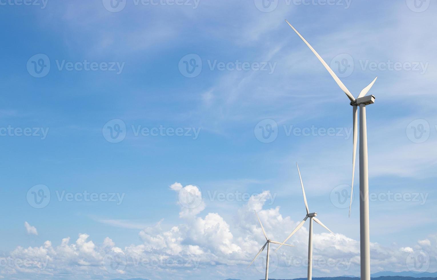 vind turbin generera elektricitet med blå himmel. foto