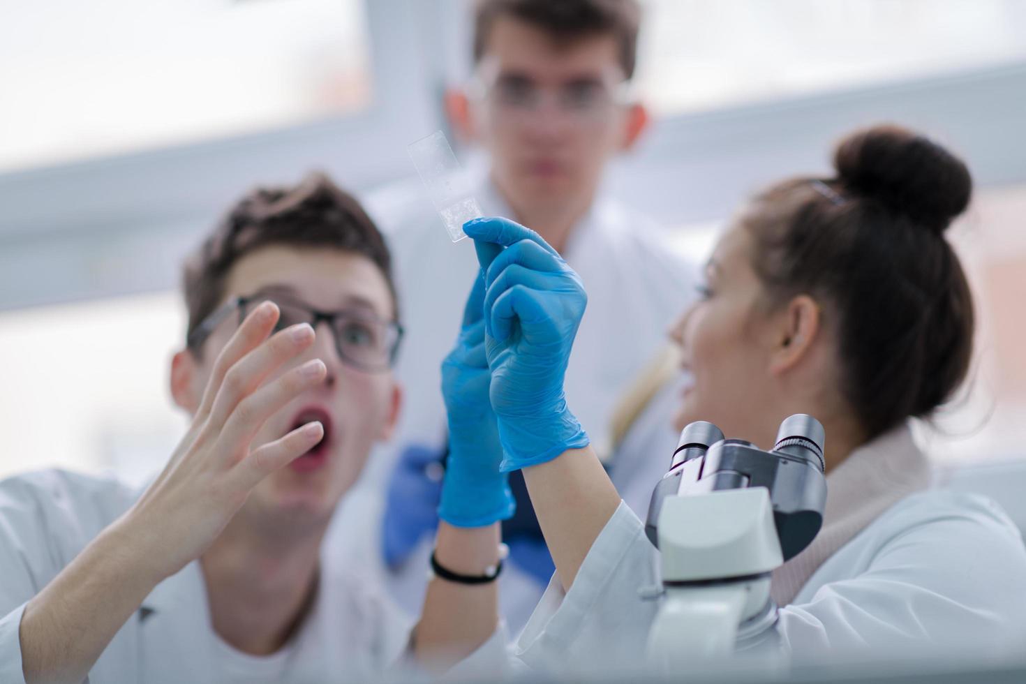 grupp av ung medicinsk studenter håller på med forskning foto