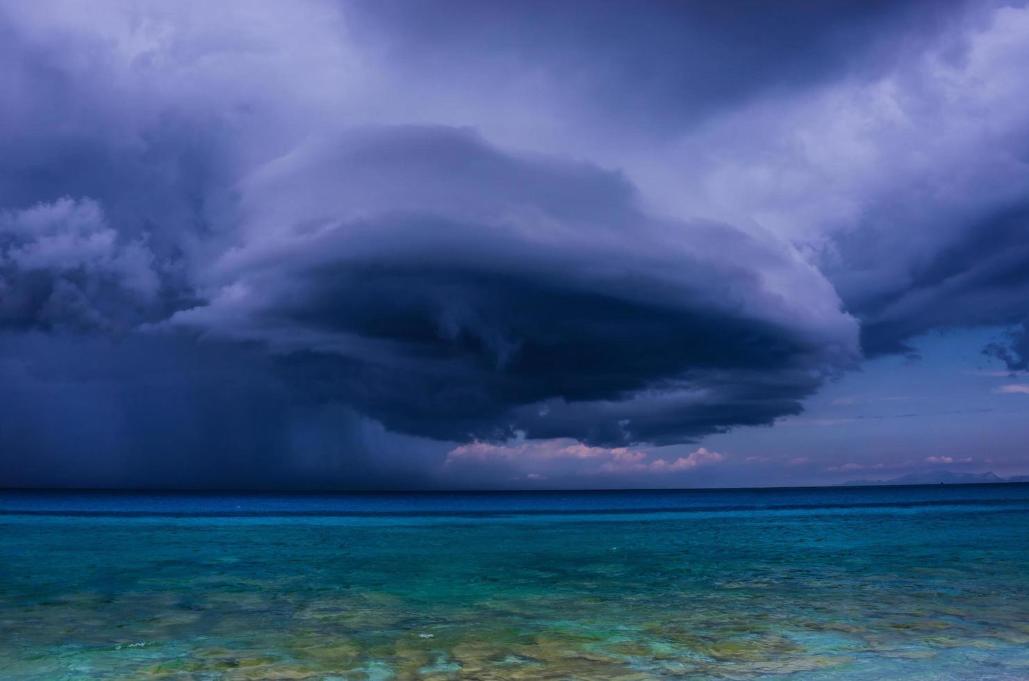 mörkt nedtonat moln på himlen foto