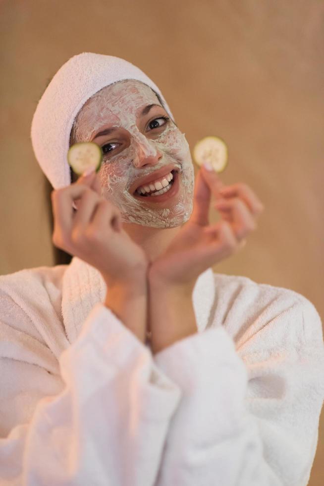 spa kvinna applicering ansiktsbehandling mask foto