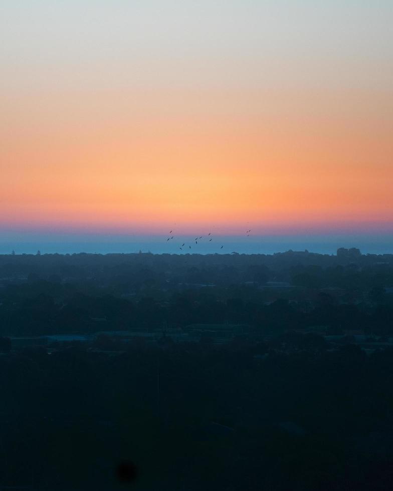 utsikt över himlen vid solnedgången foto