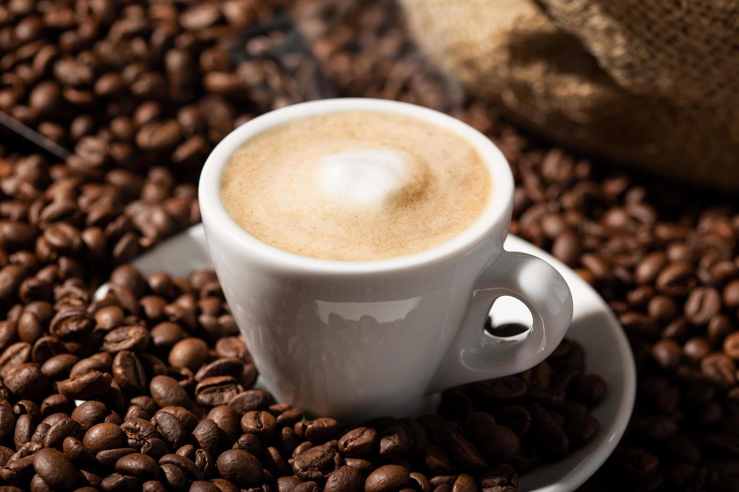 närbild av en cappuccino eller kaffe med mjölk foto