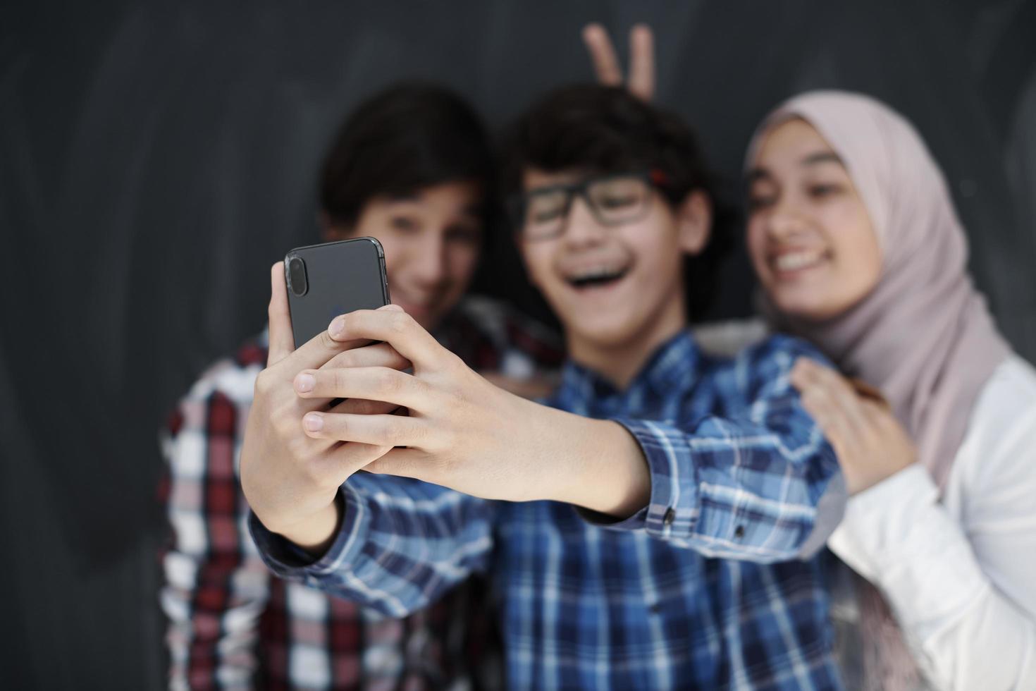 grupp av arab tonåren tar selfie Foto på smart telefon