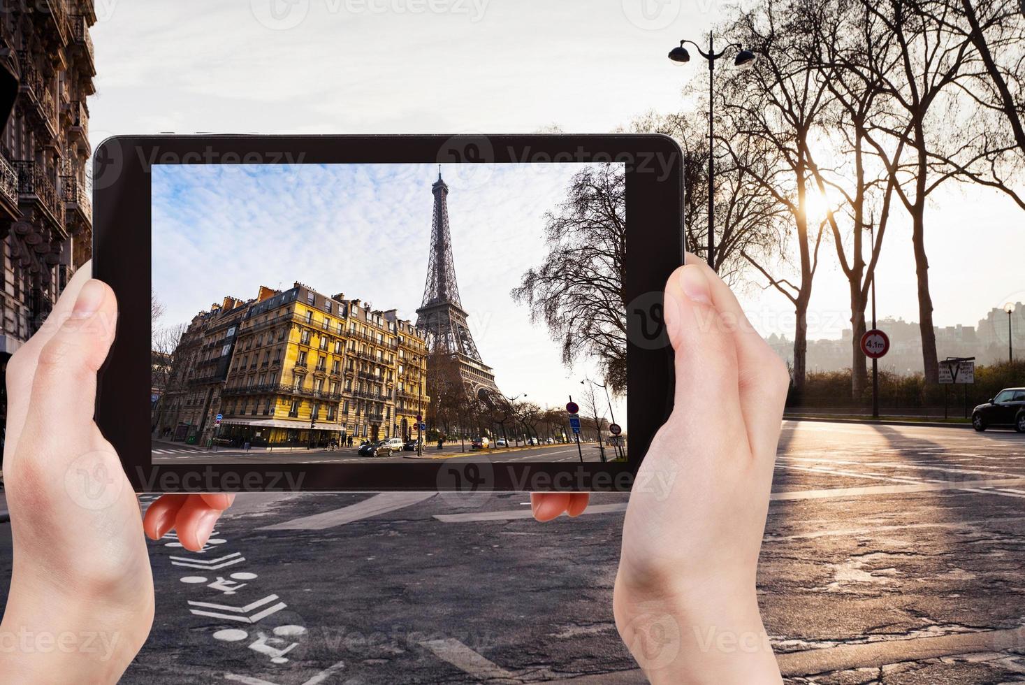 turist tar Foto av kaj kliigt i paris