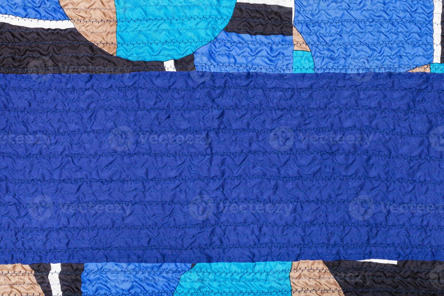 sys skrynkliga blå silke tyg och patchwork foto