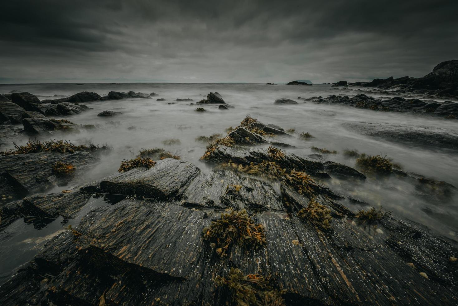 mörk stormig strand foto