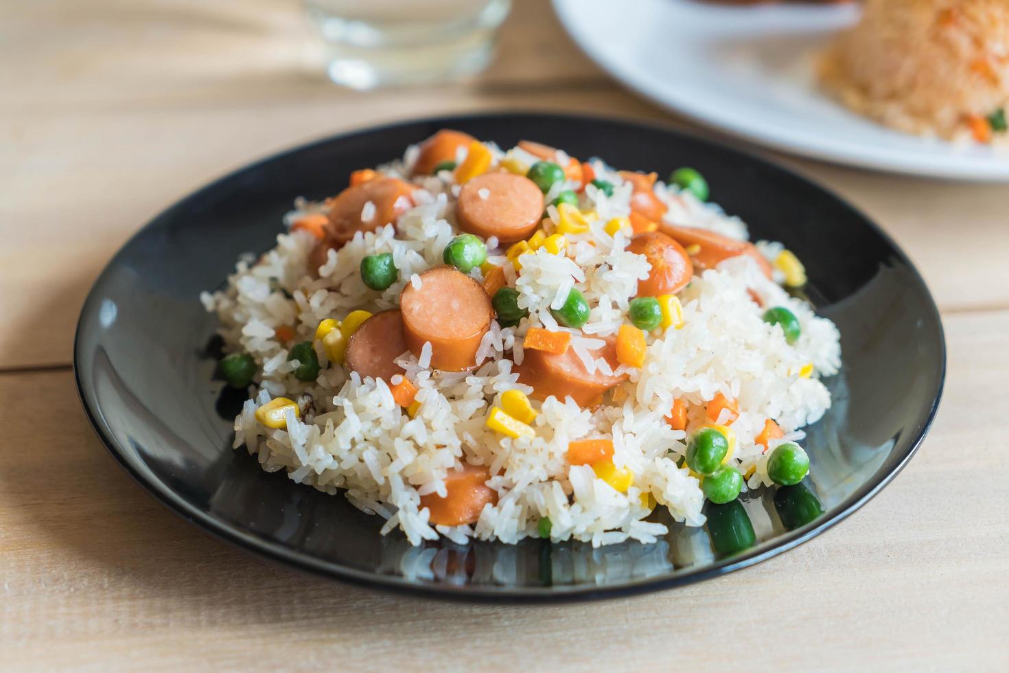 stekt ris med grönsaker och korv foto