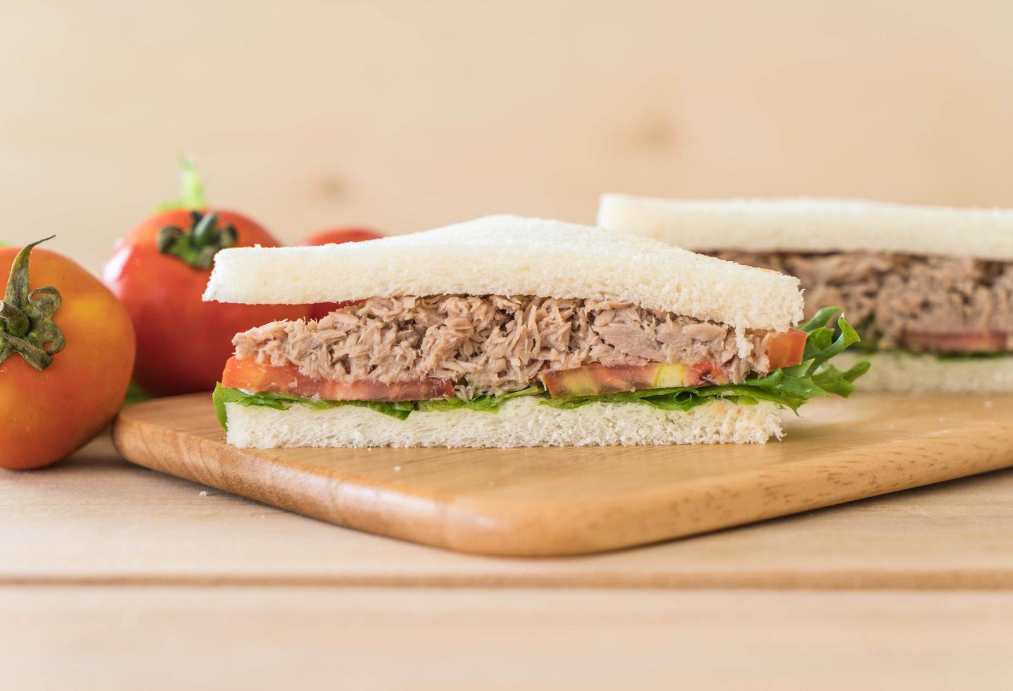 närbild av en tonfisksmörgås på en skärbräda foto