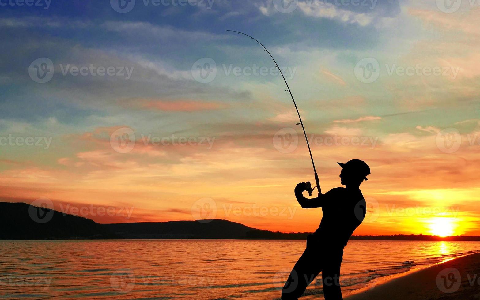 ung man fiske på solnedgång foto