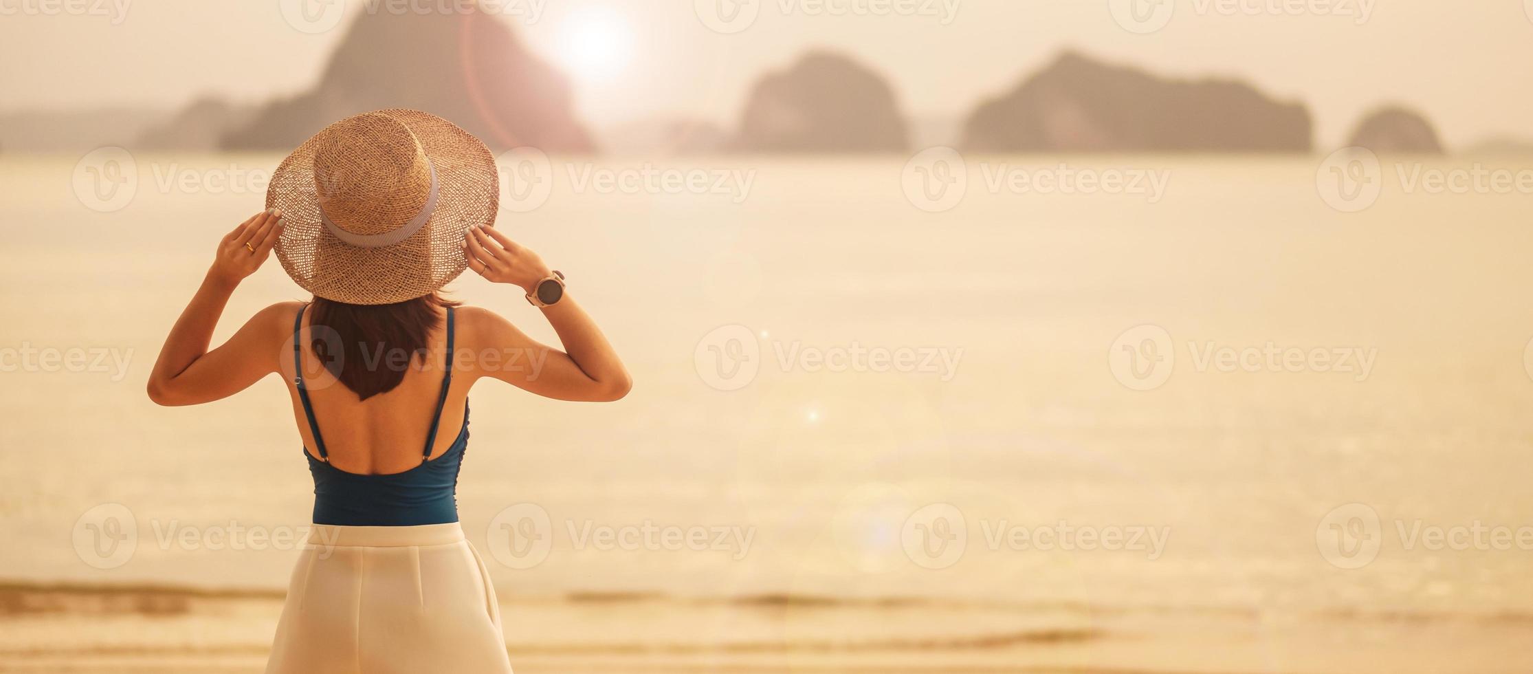 kvinna turist promenader på paradisstranden på öar vid solnedgången. destination, wanderlust, asienresor, tropisk sommar, semester och semesterkoncept foto