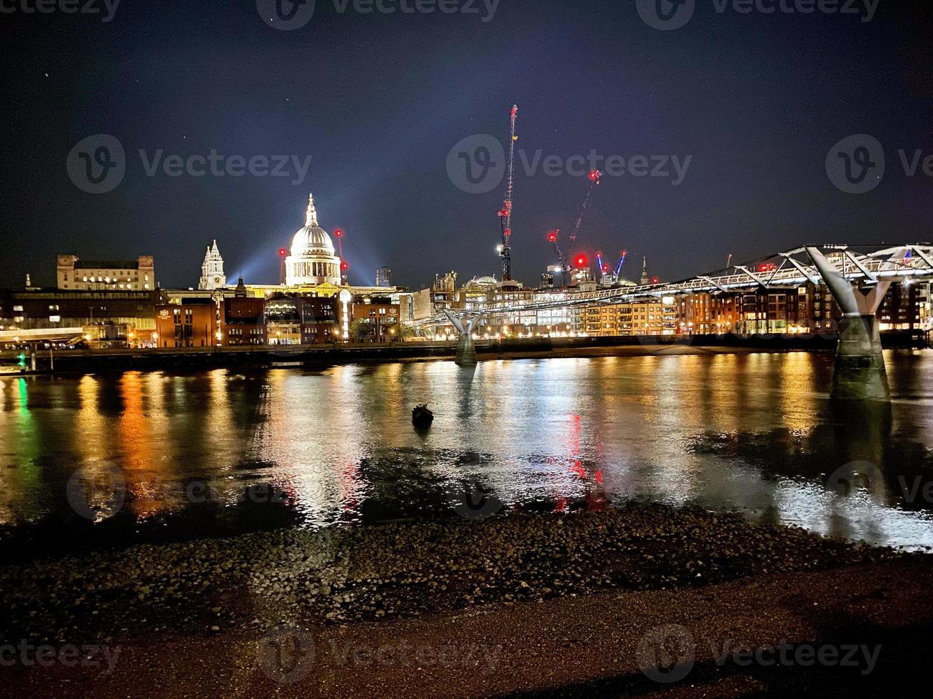 en se av de flod thames i London på natt foto