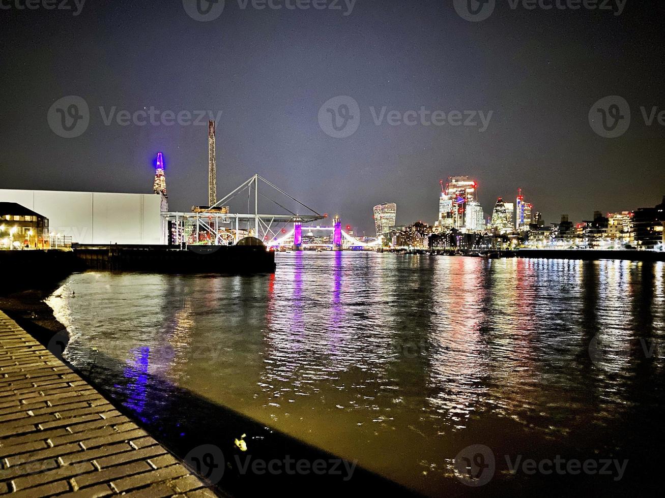 en se av de flod thames i London på natt foto