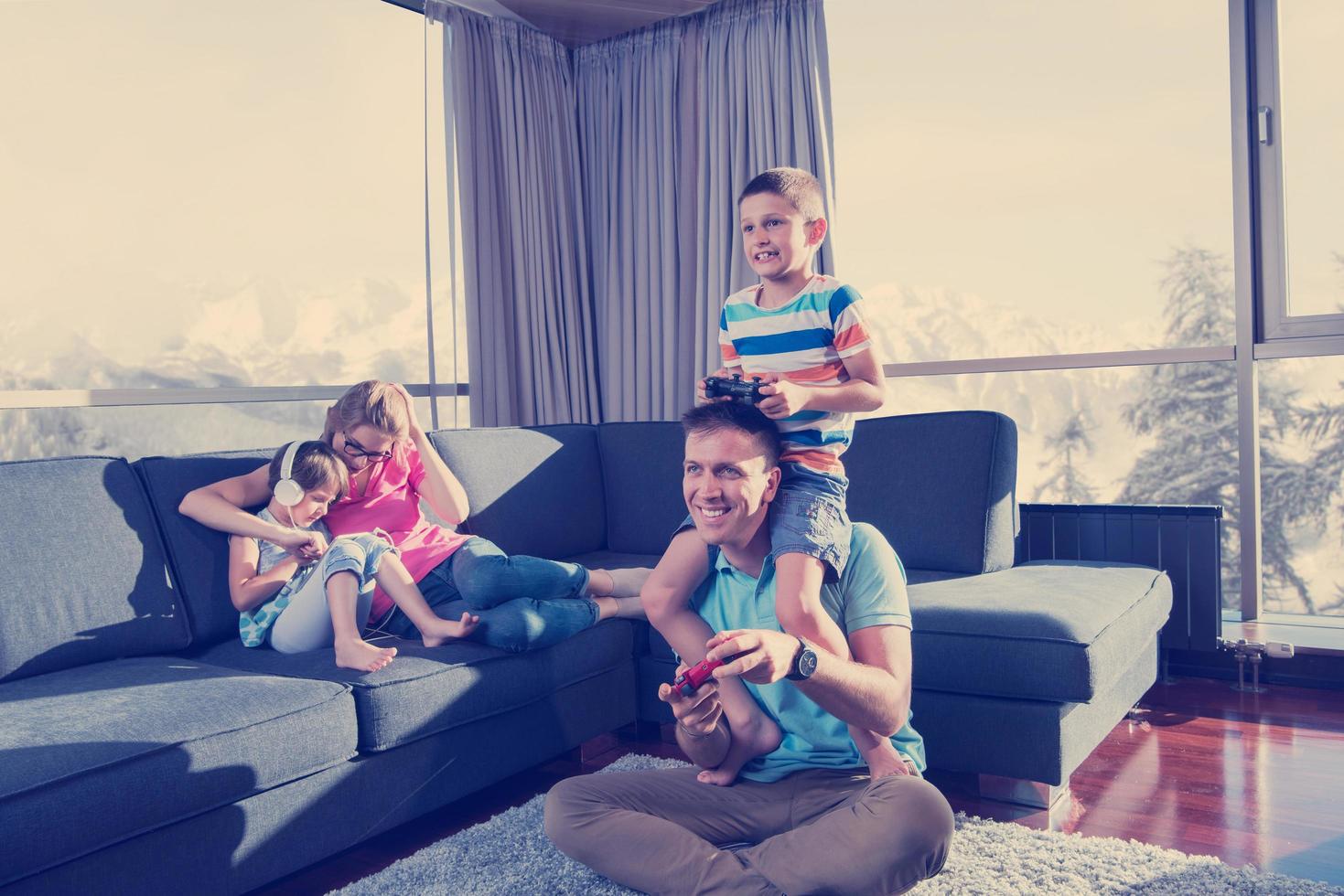 Lycklig familj spelar en video spel foto