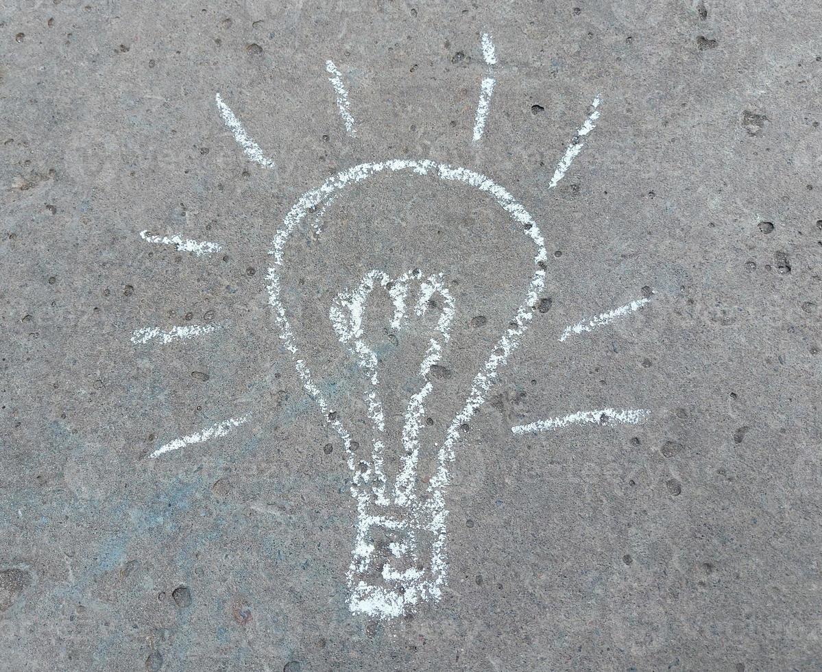 de ljus Glödlampa är dragen med krita på de trottoar. kreativ aning begrepp. foto