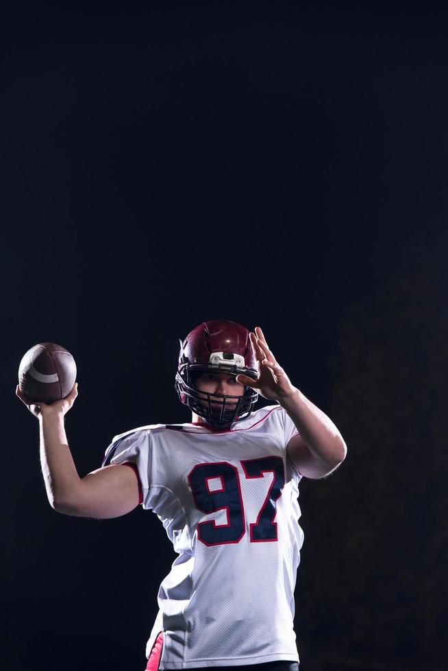 amerikan fotboll spelare kasta rugby boll foto