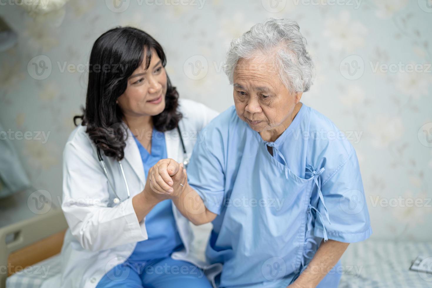 rörande asiatisk senior eller äldre kvinna kvinna patient med kärlek, omsorg, hjälpa, uppmuntra och empati på vårdavdelningen, hälsosamt starkt medicinskt koncept foto