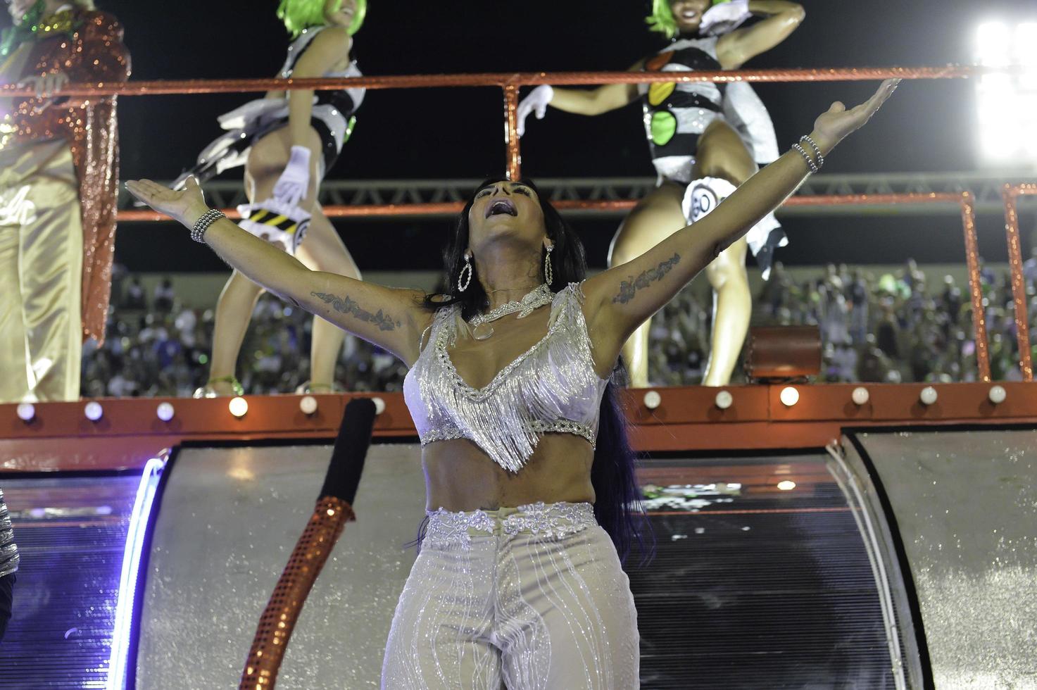 rio, Brasilien - februari 12, 2018 - samba skola parad i sambodromo. grande rio foto