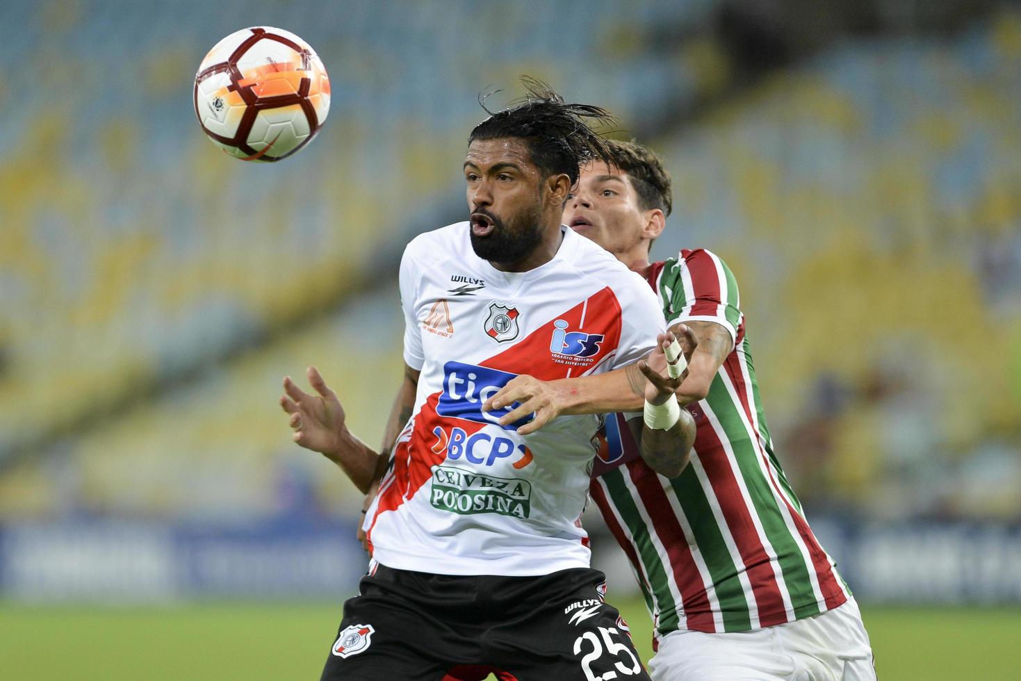 rio, Brasilien - april 11, 2018 - harold reina e ayrton Lucas spelare i match mellan fluminense och nacional potossi förbi de sulamerica mästerskap i maracana stadion foto