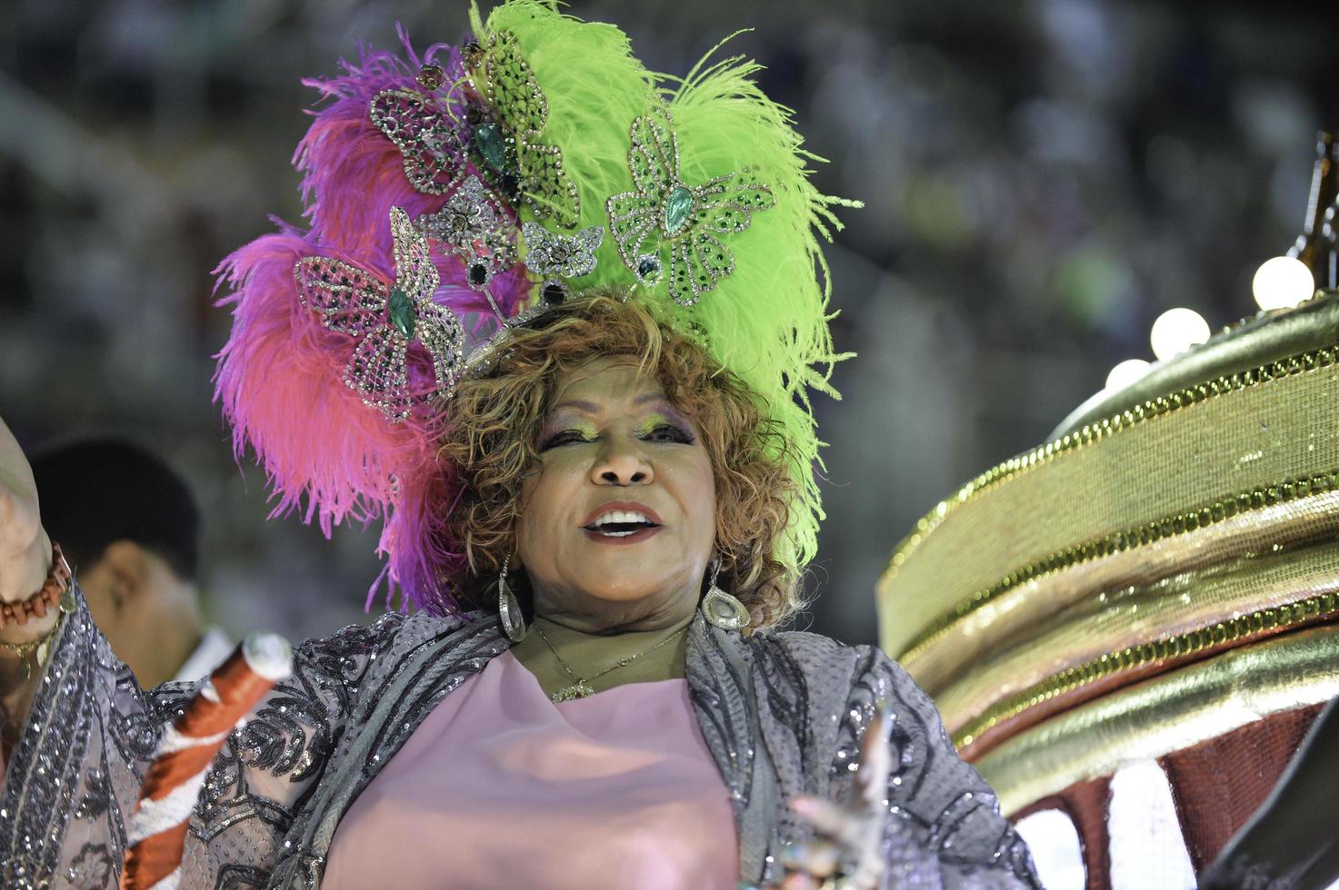 rio, Brasilien - februari 12, 2018 - samba skola parad i sambodromo. mangueira foto