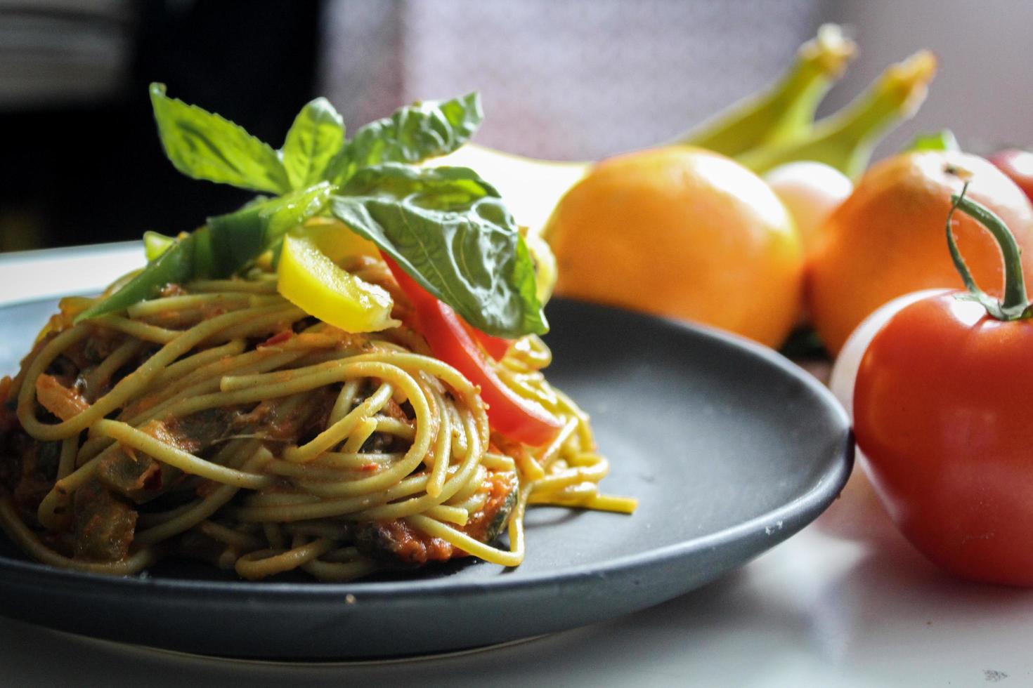 pasta med grönsaksrätt foto