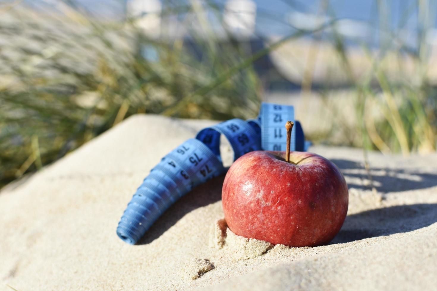 rött äpple och måttband foto