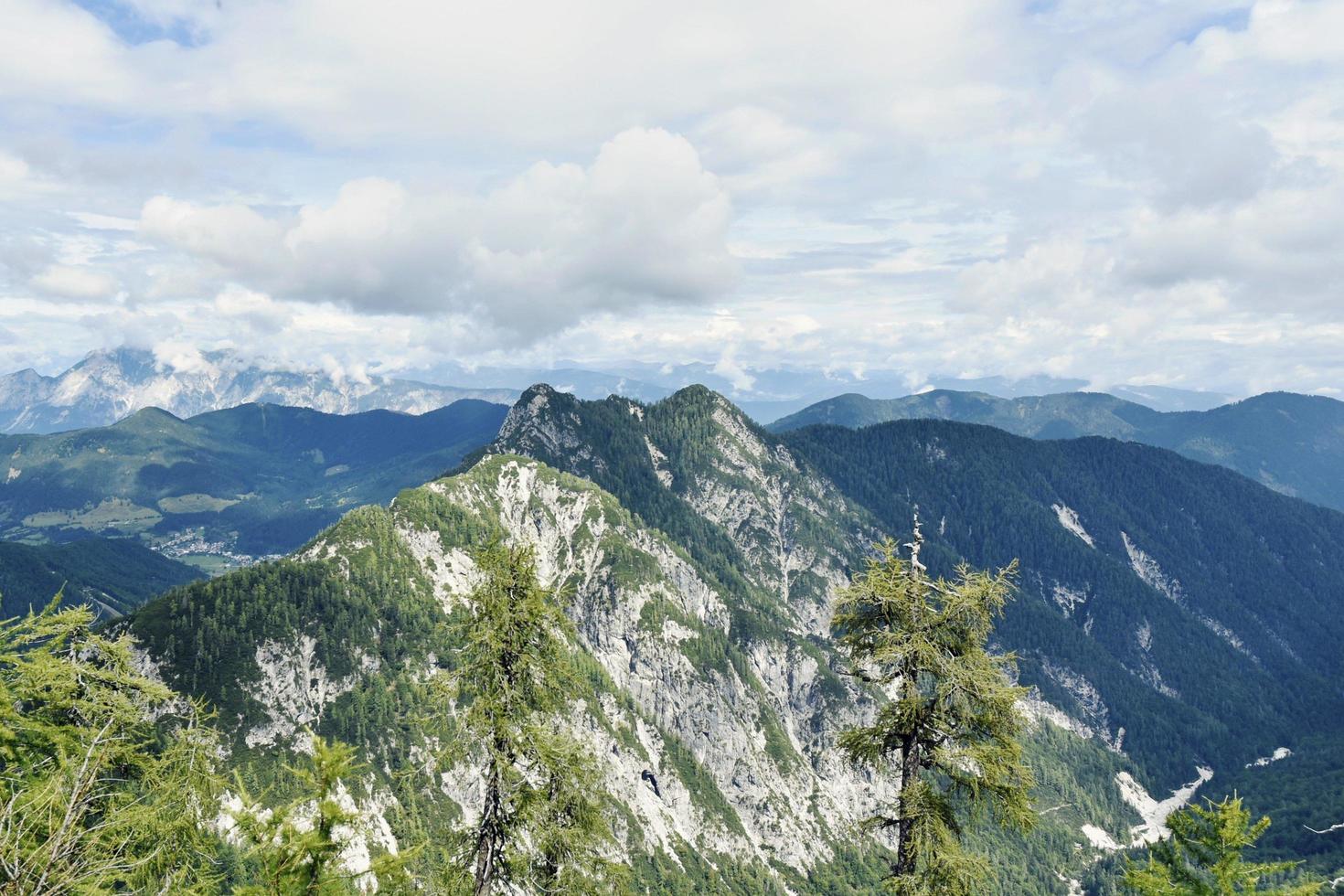 höga alpina bergstoppar foto