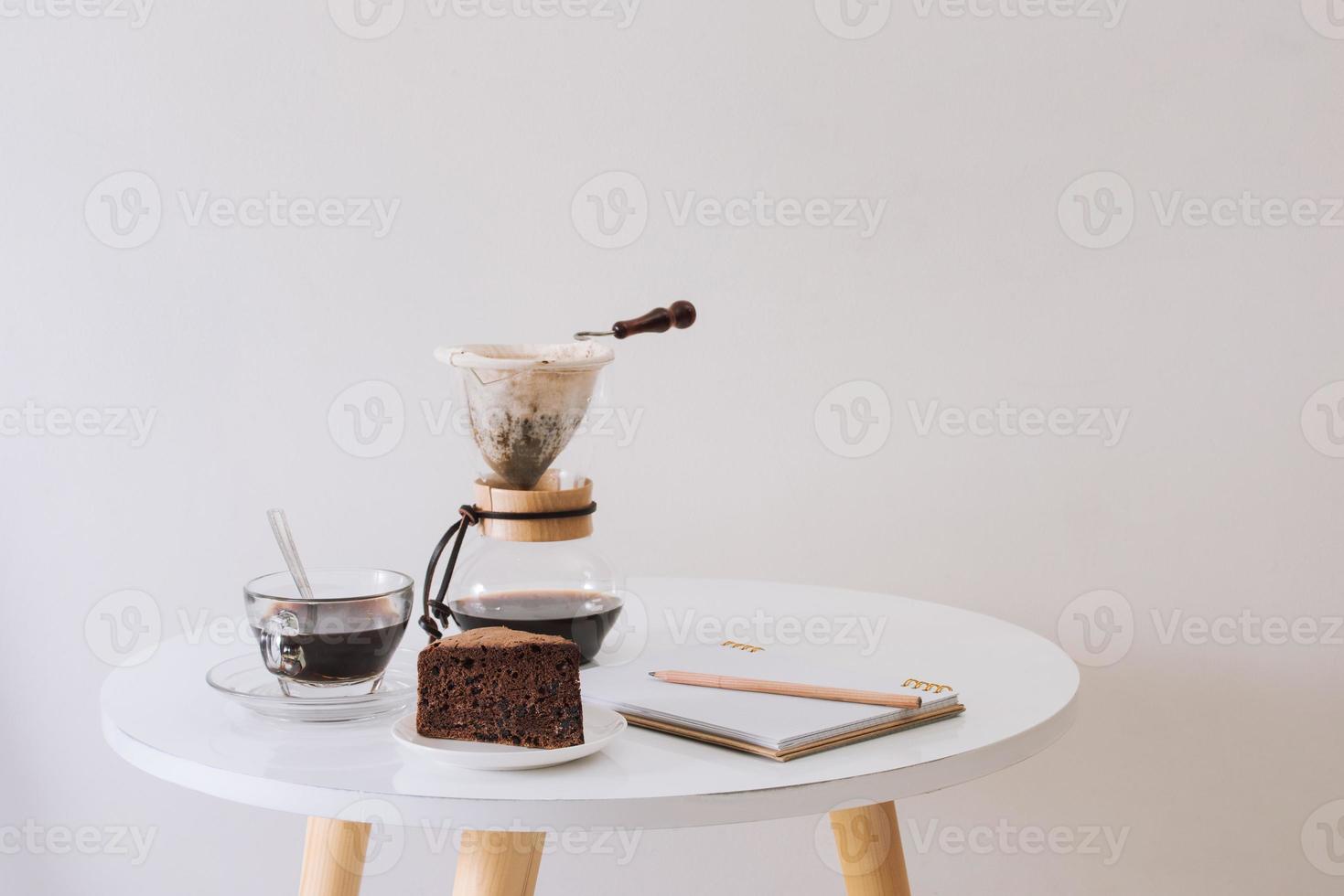frukost med choklad kaka och kaffe eras på en skön levande Hem foto