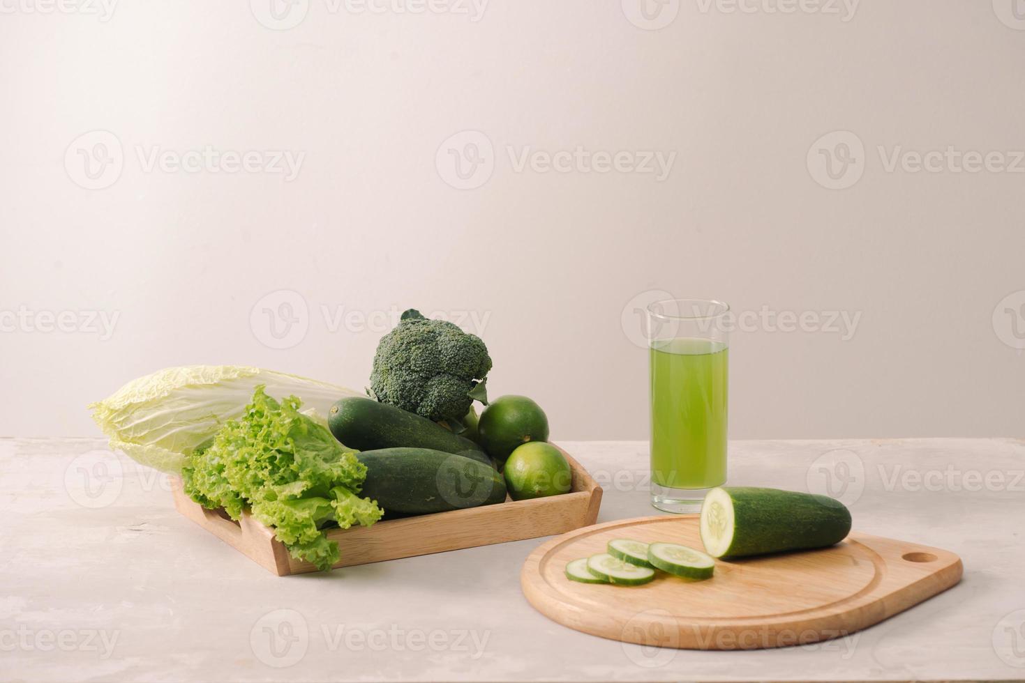 vegan diet mat. detox drycker. nyligen pressas juicer och smoothies från grönsaker. på vit bakgrund, trä- bricka, Ingredienser. kopia Plats foto