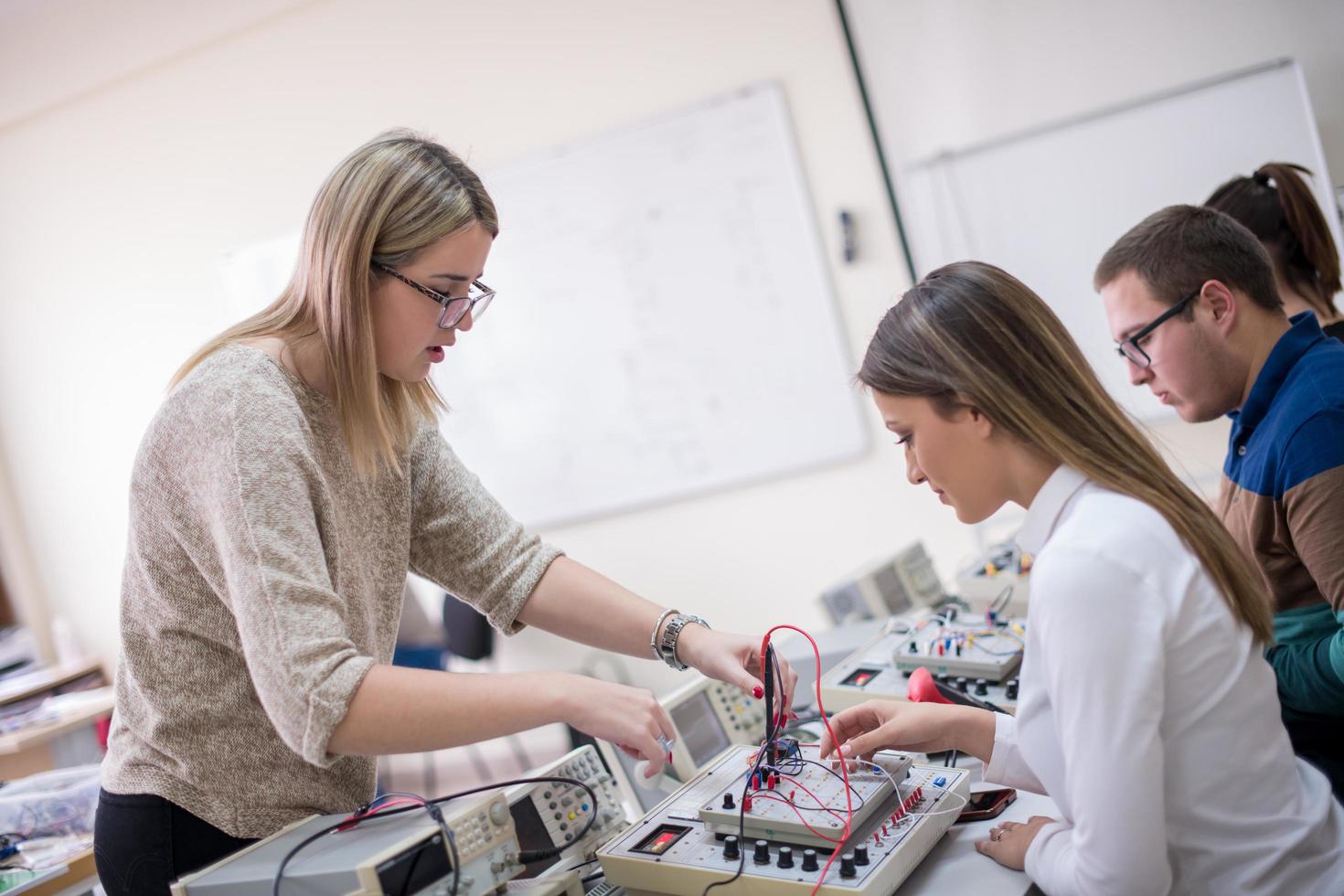 studenter håller på med öva i de elektronisk klassrum foto