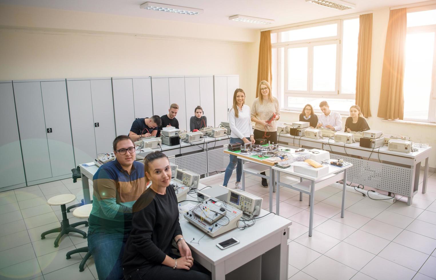 studenter håller på med öva i de elektronisk klassrum foto