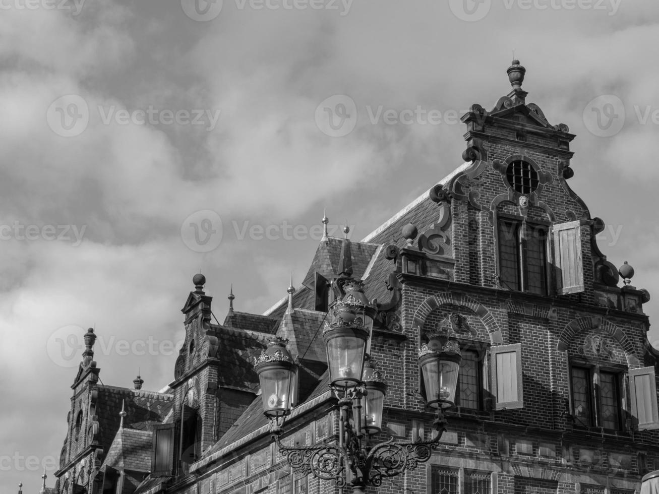 de stad av nijmegen på de flod waal i de nederländerna foto