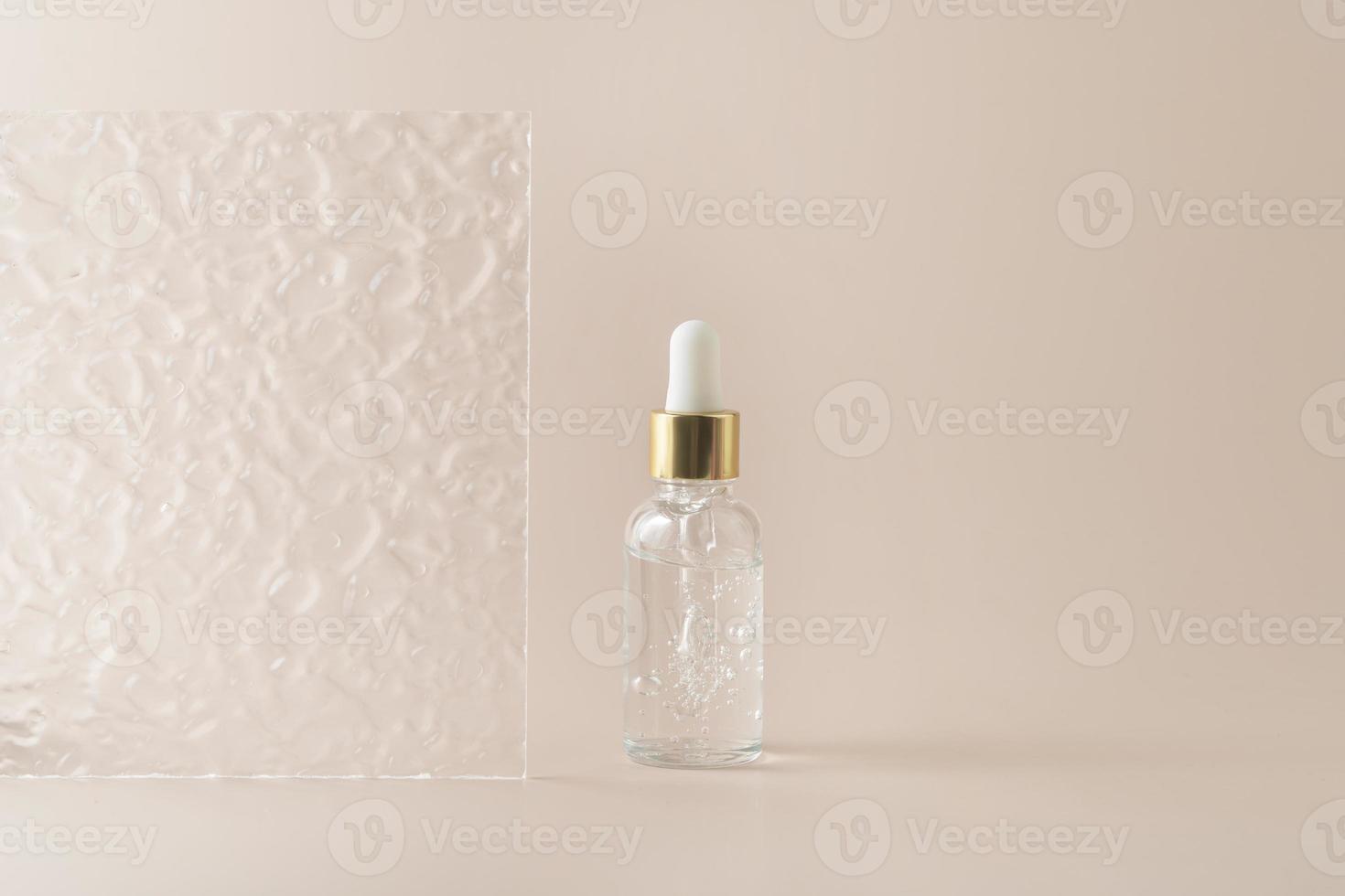 en transparent ansikte serum i dropper flaska eller grundläggande olja eller gel stående på en beige bakgrund foto