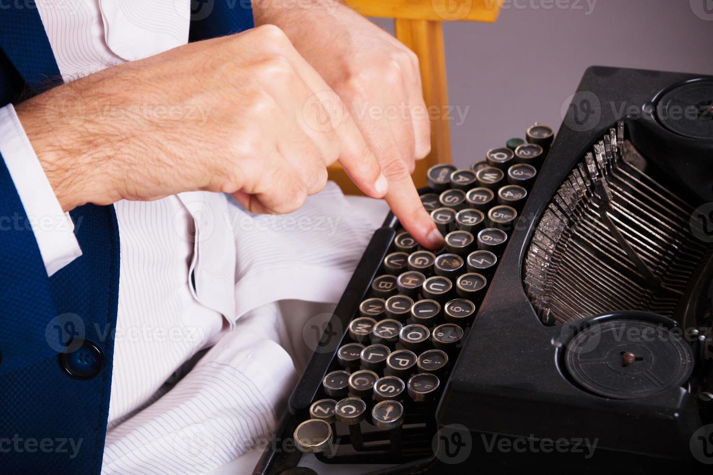 närbild av man skrivning på skrivmaskin. foto