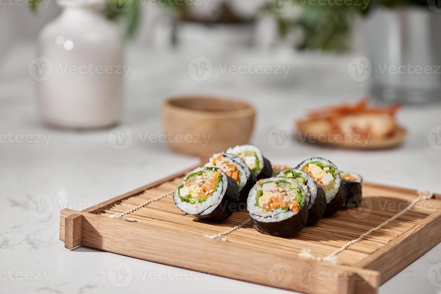 koreanska rulla gimbap kimbob tillverkad från ångad vit ris bap och olika Övrig Ingredienser foto