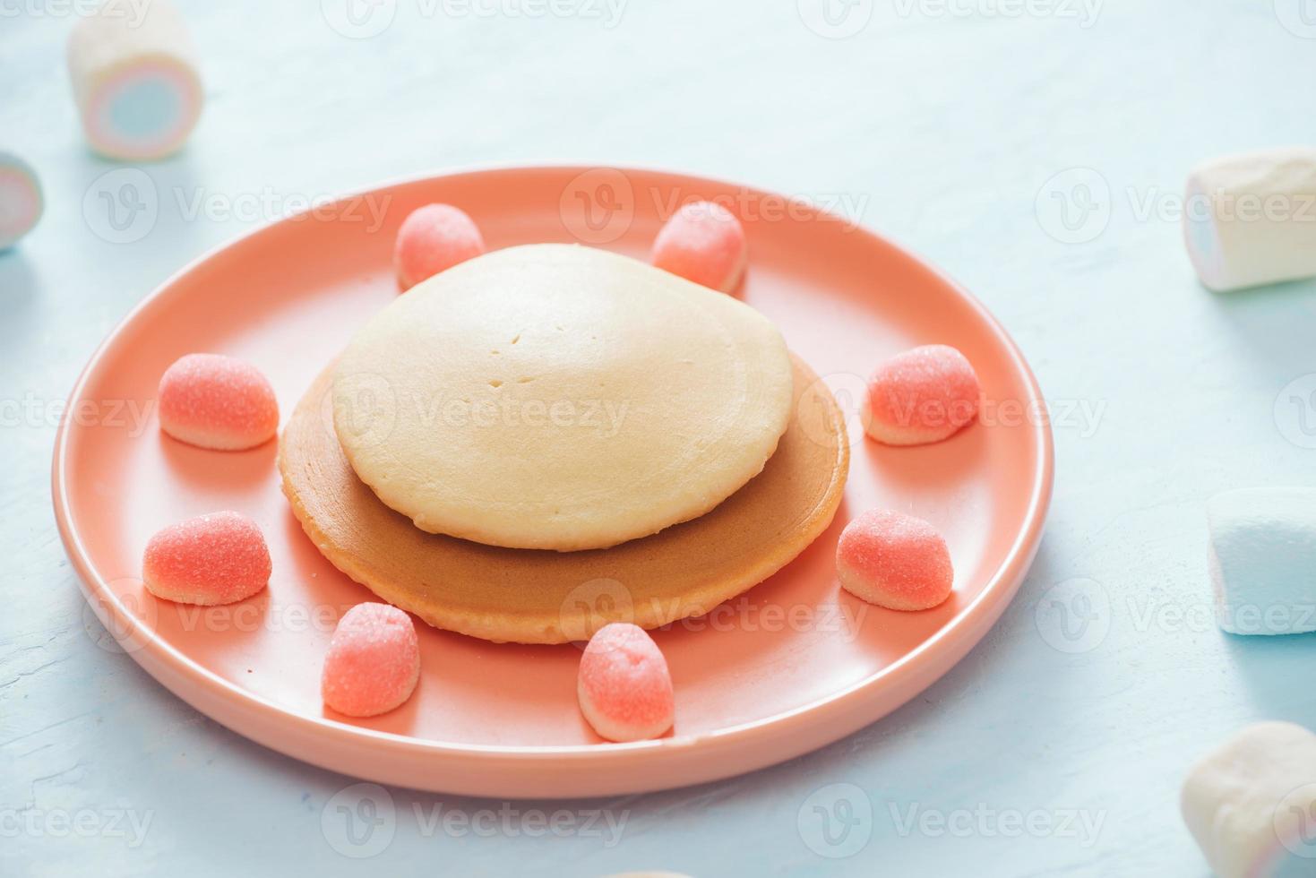 barns frukost eller efterrätt - pannkaka med marshmallow godis. foto